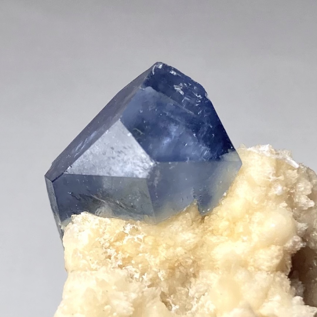 希少 セレスタイト 天青石 カルサイト 母岩付き 原石 鉱物 鉱石 宝石 標本