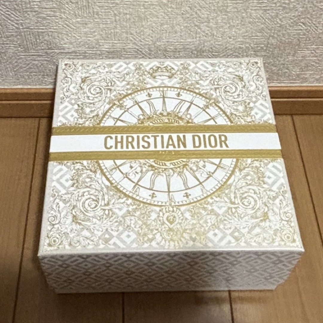 超美品 Dior 2024年クリスマス限定 箱 紙袋 星のチャーム付 Dior 2024