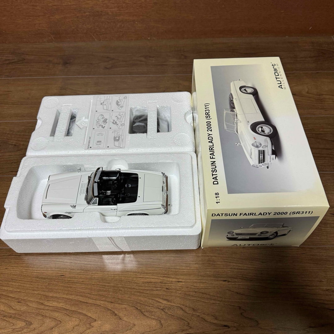 AUTOart - 未展示品 オートアート 1/18 ダットサン フェアレディ 2000