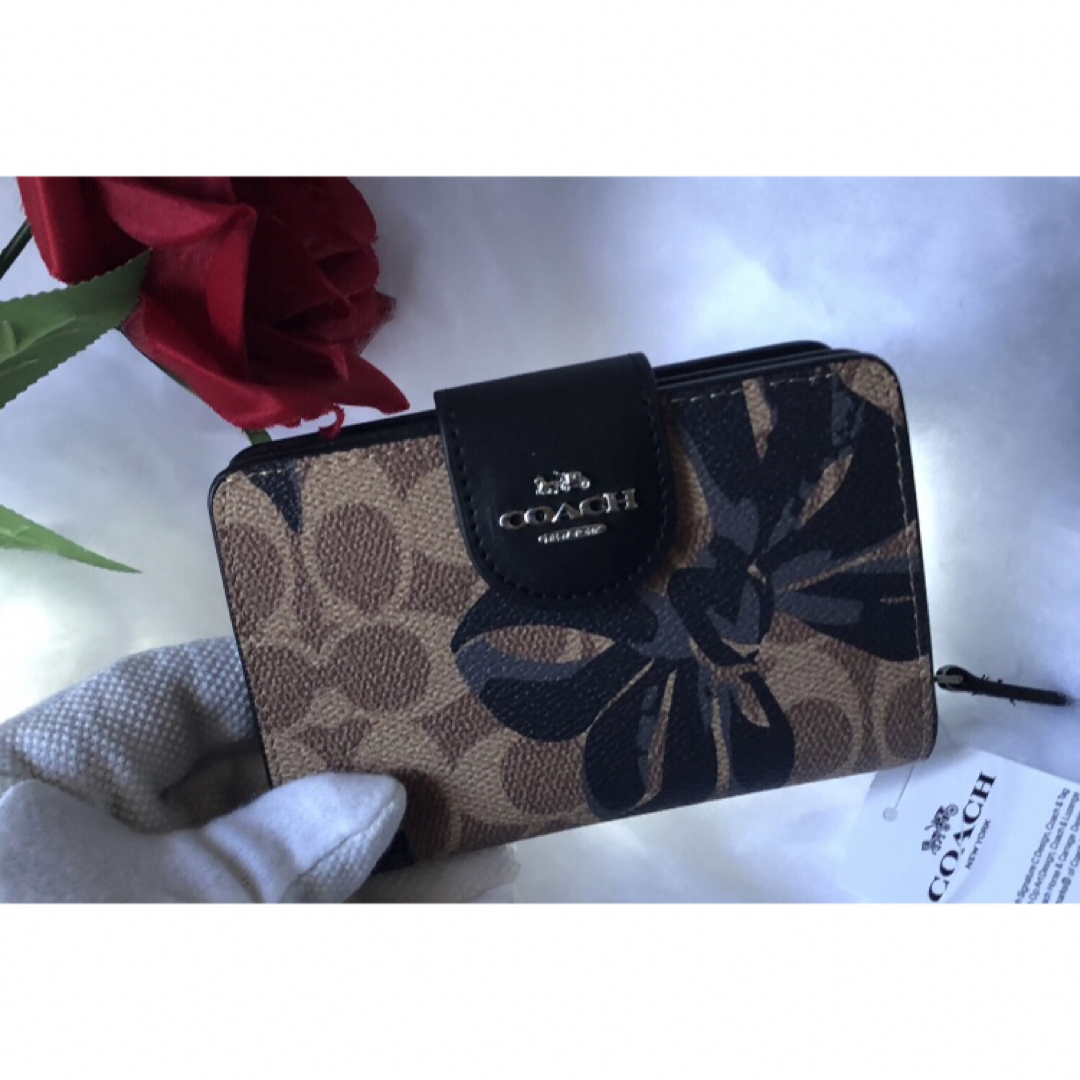 新品・未使用COACH リボン柄 二つ折り財布Cチャーム付き最新作品