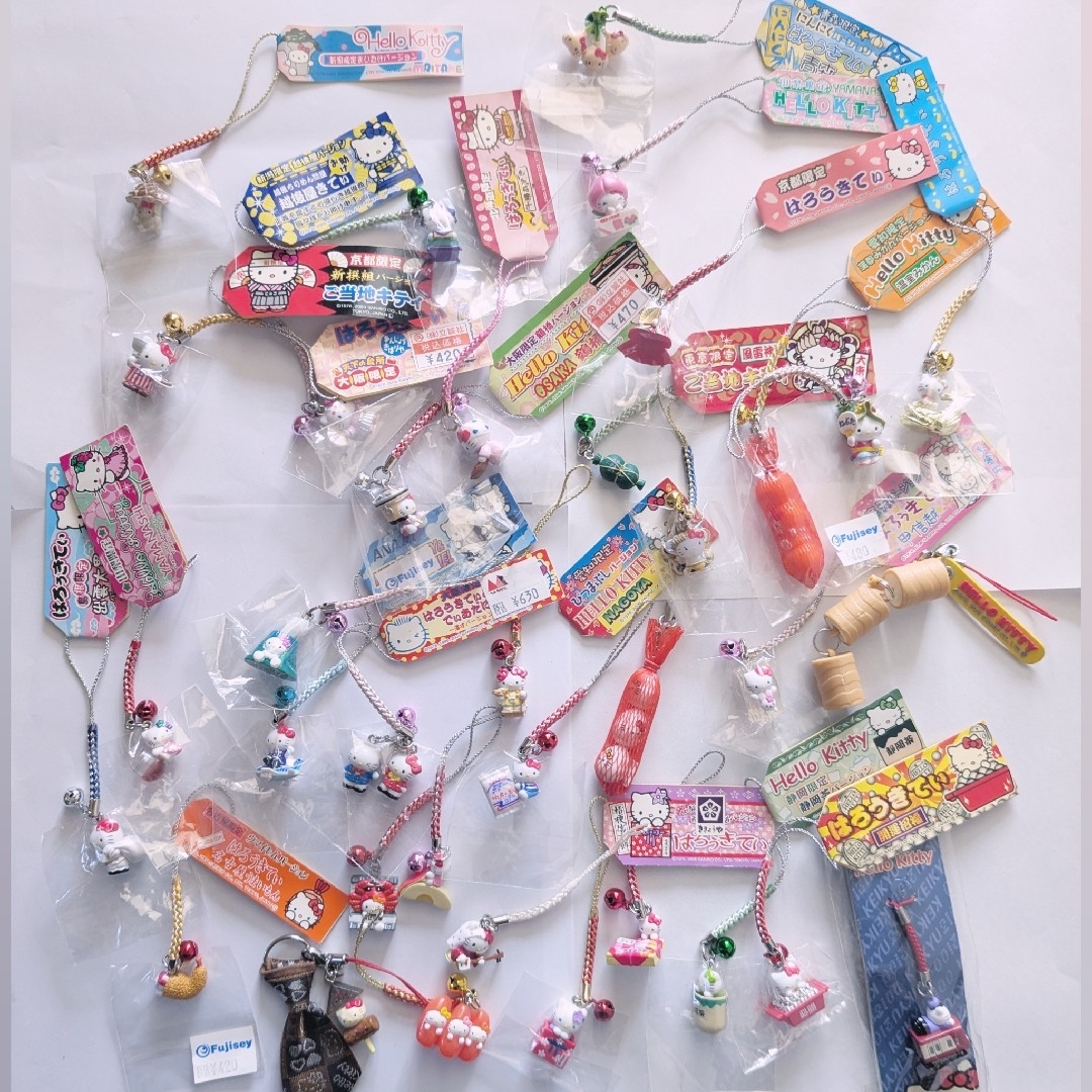 ハローキティーご当地キティー根付けチャーム希少品38個まとめ売り