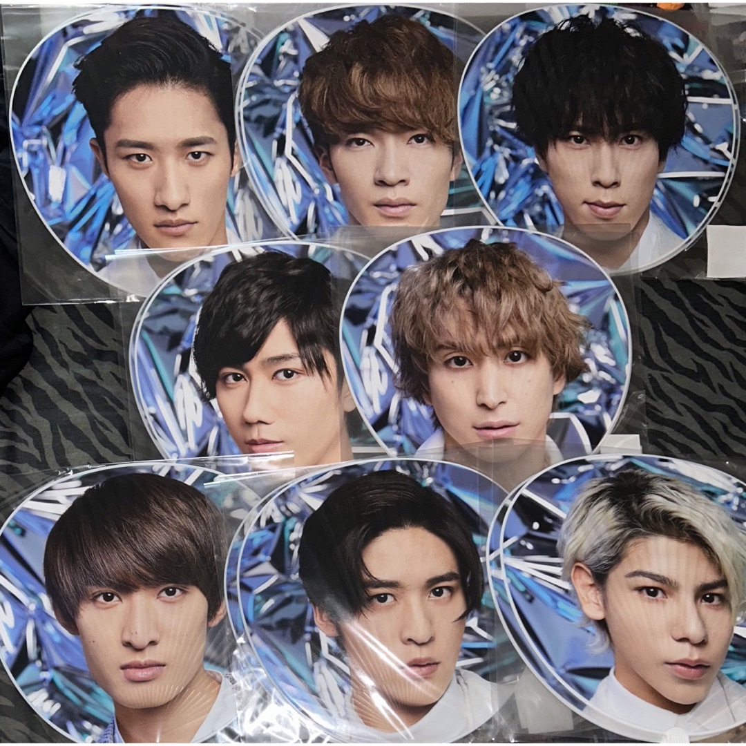 KARA スンヨンの直筆サインポスター、タオル、バッジ