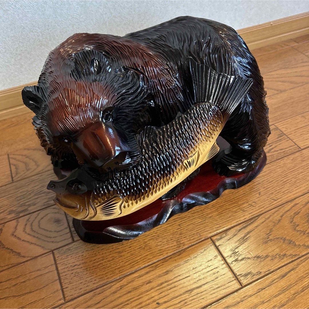 木製クマと魚の彫刻 金色 木製クマと魚の彫刻 金色 木製クマと魚の