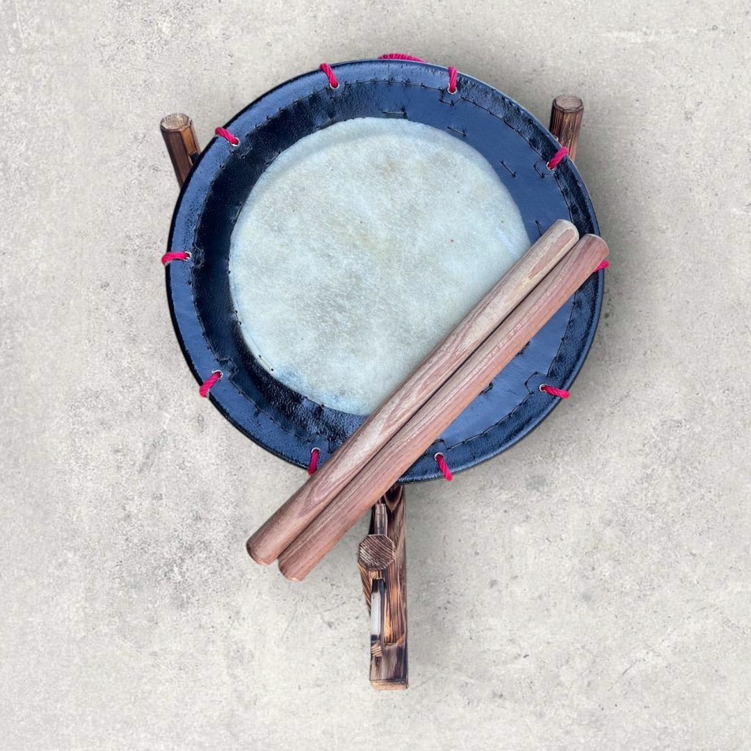 新品】【蔵出し】締め太鼓 牛革 和太鼓 節約 バチ付 台付 平太鼓 入門