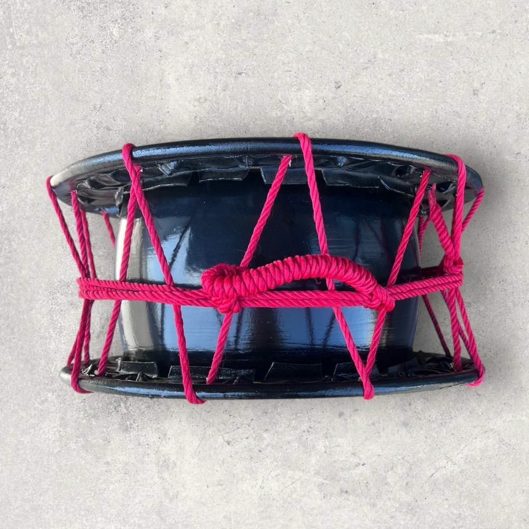 新品】【蔵出し】締め太鼓 牛革 和太鼓 節約 バチ付 台付 平太鼓 入門