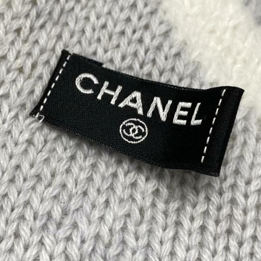 CHANEL - CHANEL(シャネル) マフラー美品 - 白×ライトグレー カメリア