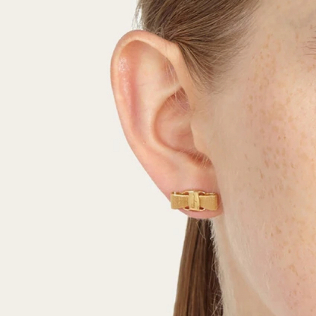 フェラガモ FERRAGAMO ヴァラピアス ゴールド リボンピアス