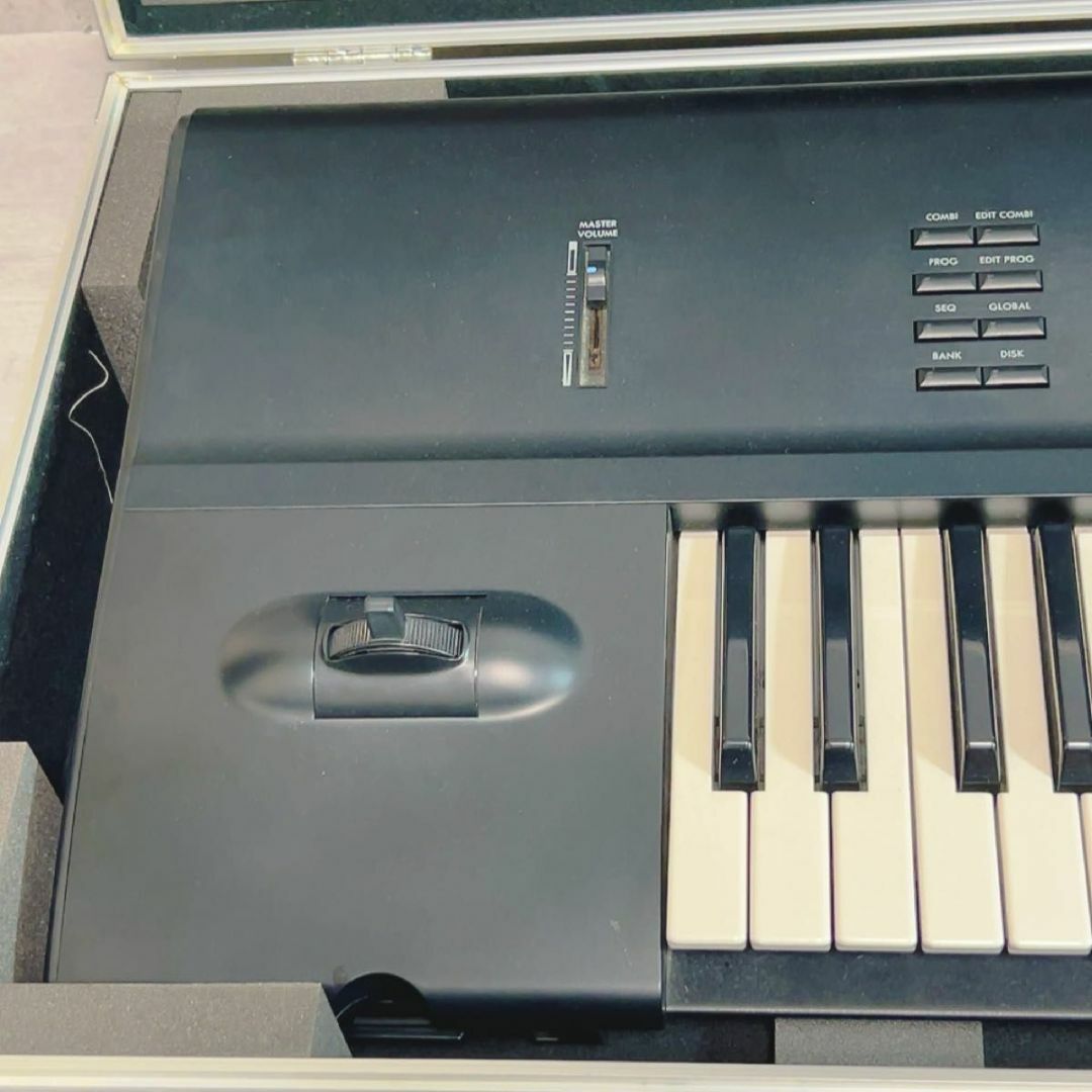 希少 KORG コルグ 01/WFD ゼロワン シンセサイザー 61鍵盤 ケース 希少
