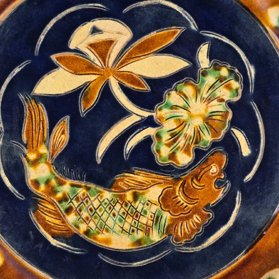 舶来品 希少 中国古磁 唐三彩 陽刻 手描き 蓮魚紋 筆添 筆洗 観賞皿