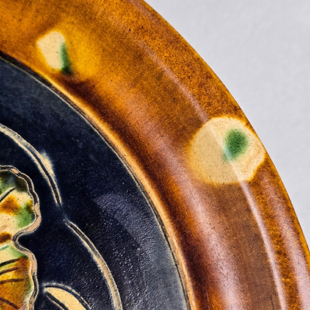 舶来品 希少 中国古磁 唐三彩 陽刻 手描き 蓮魚紋 筆添 筆洗 観賞皿