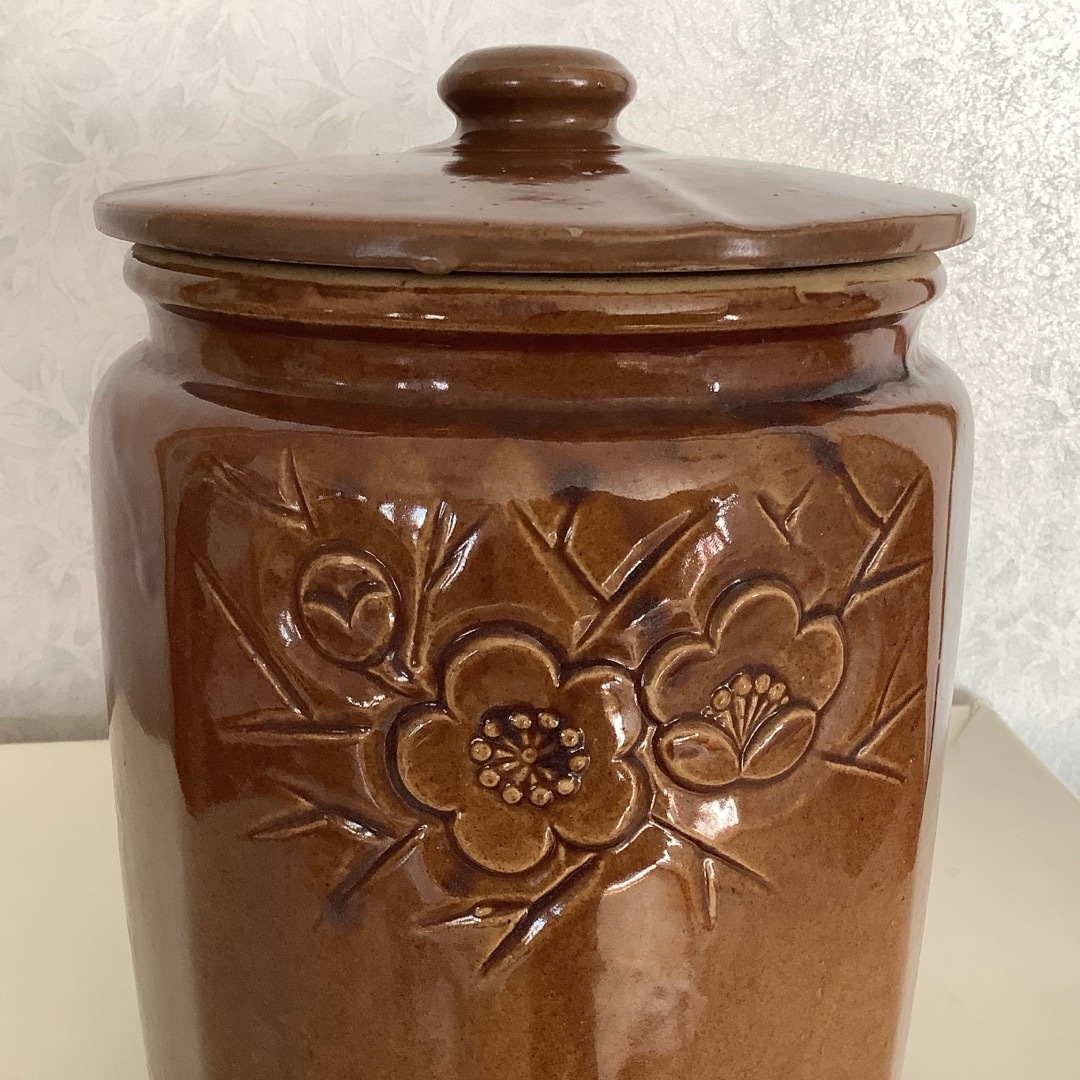 昭和レトロ 蓋付き壺 つぼ 彫刻 梅柄 時代物 古物 梅干し壺 味噌壺 陶器