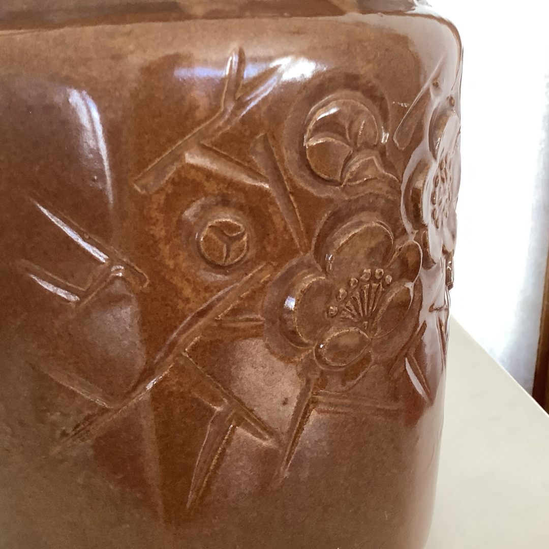 昭和レトロ 蓋付き壺 つぼ 彫刻 梅柄 時代物 古物 梅干し壺 味噌壺 陶器