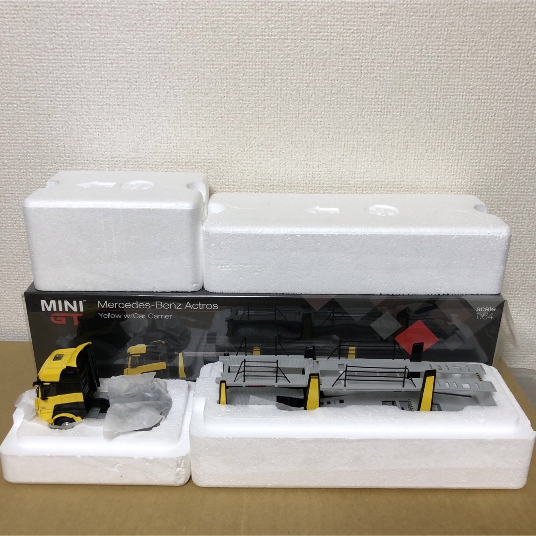 MINI GT メルセデスベンツ アクトロス イエロー w/ カー キャリアー