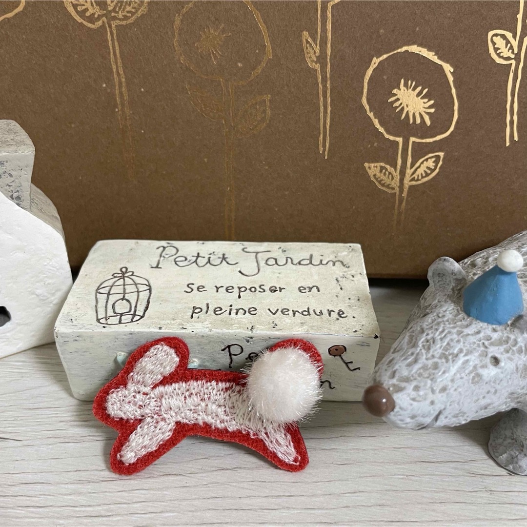 ミナペルホネン ハンドメイドブローチ＊runrunrun赤いうさぎさんのブローチ