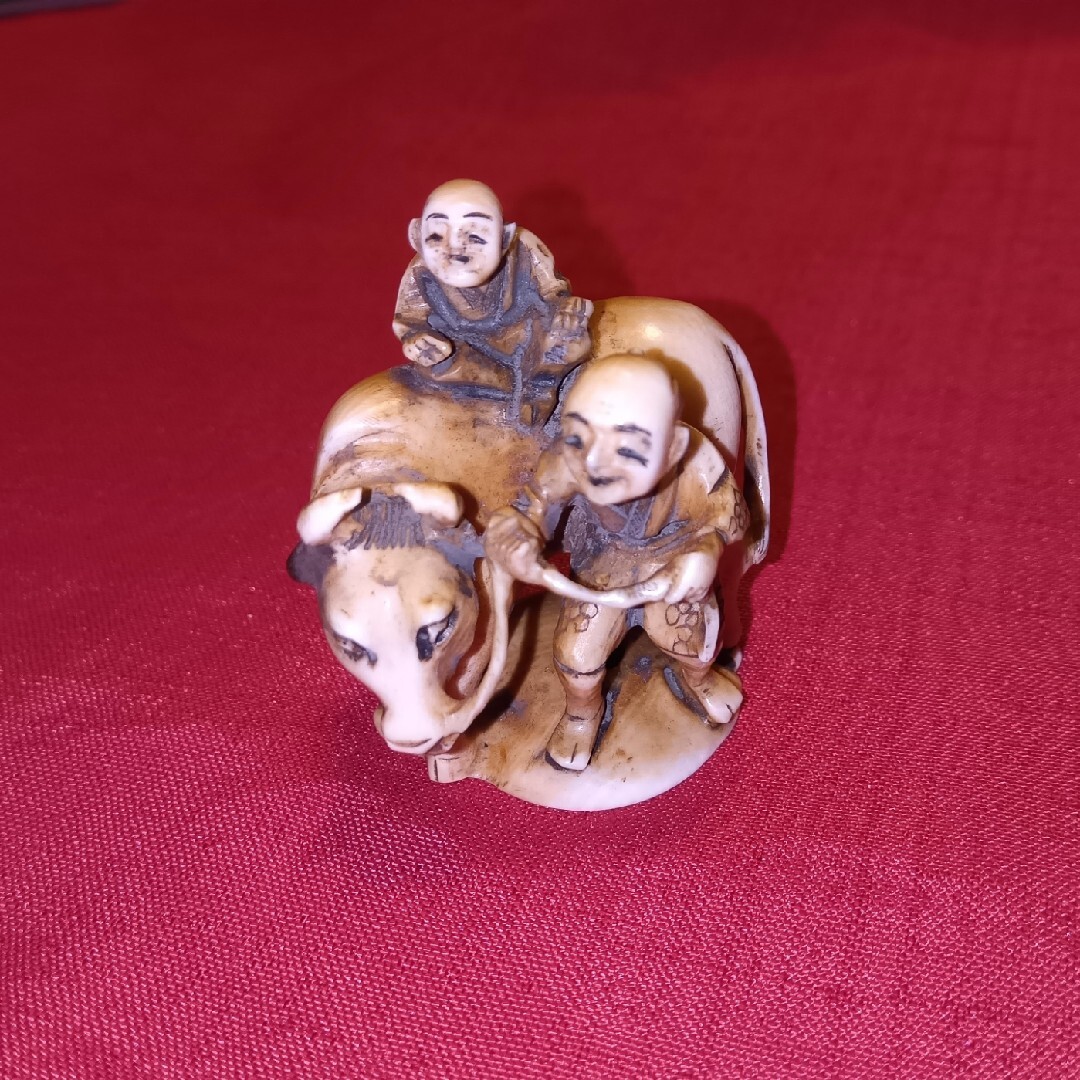 古美術品 牛に乗った僧侶の彫刻