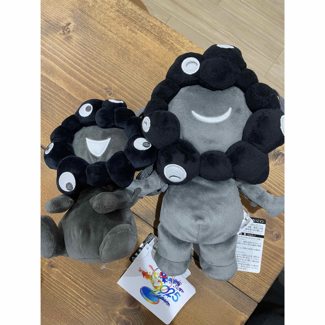 ミャクミャク お手玉風ぬいぐるみ黒 S と 売れ筋 這い型ぬいぐるみ黒 S