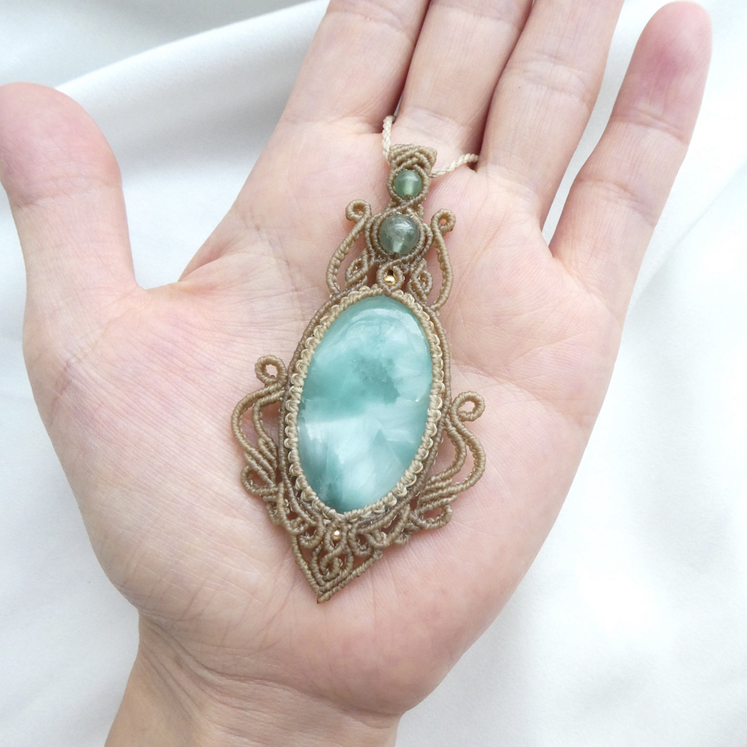 大粒ヘミモルファイトのマクラメネックレス