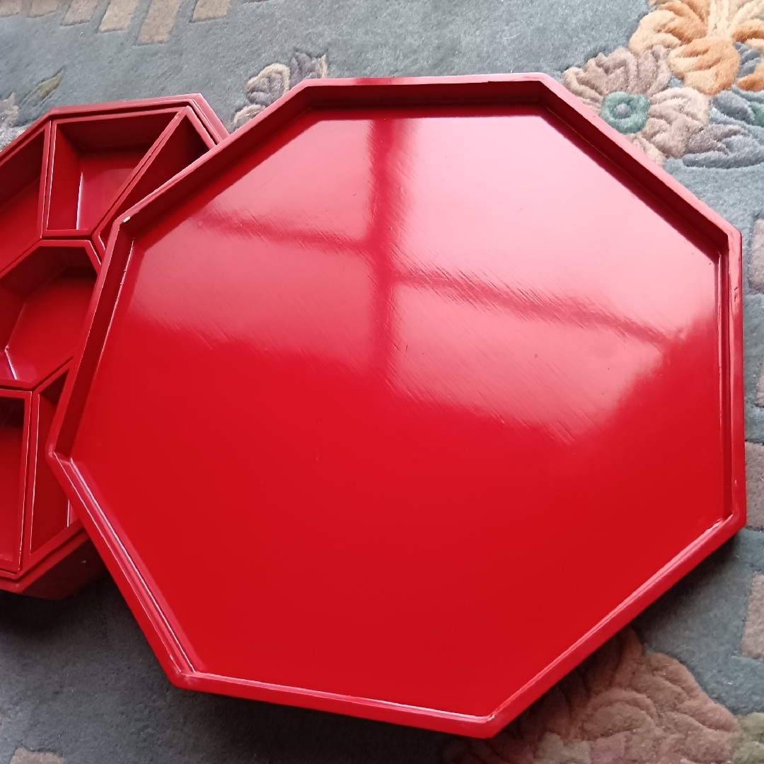 螺鈿細工☆ クジョルパン☆韓国漆器 ☆八角螺鈿四節板赤黒 ☆花