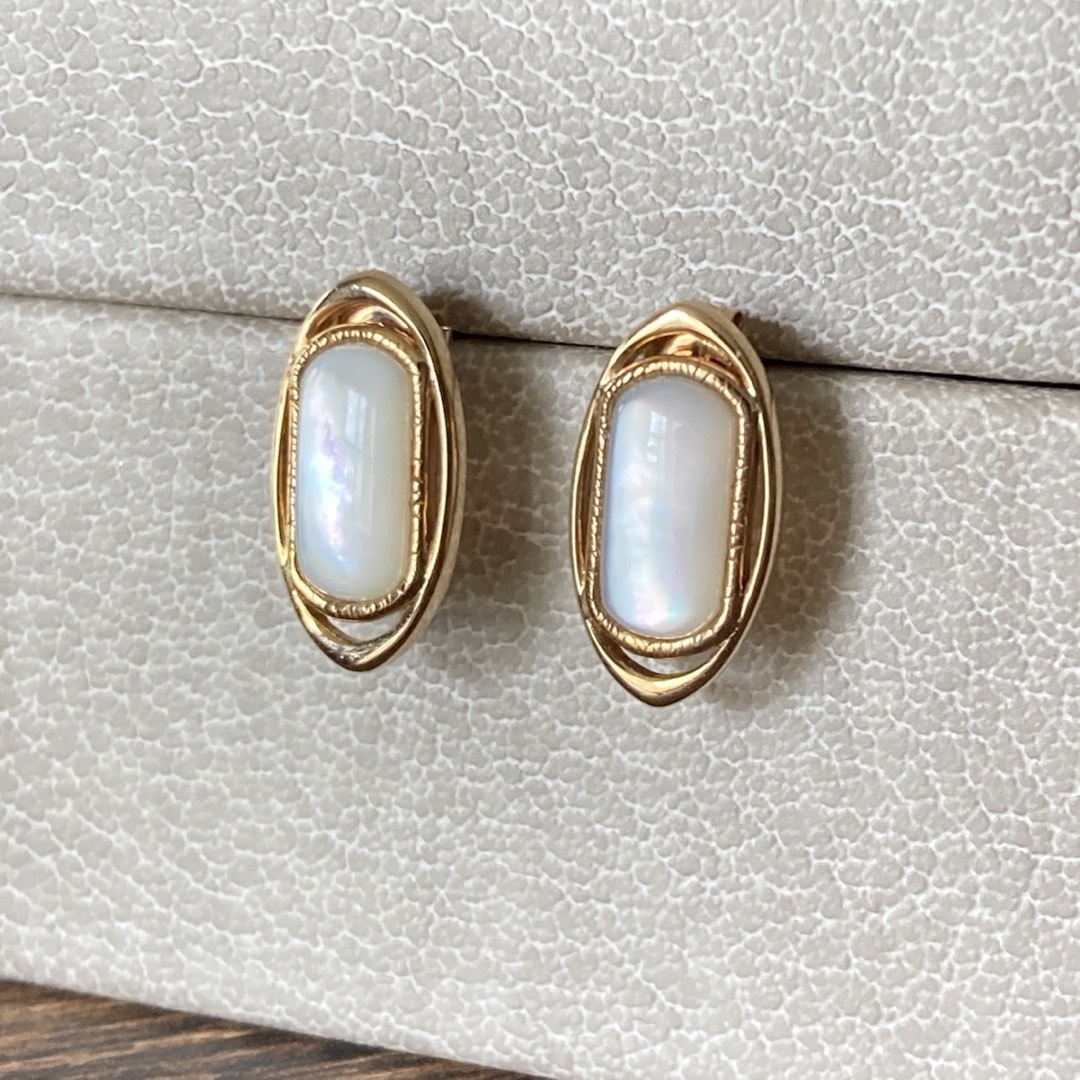 アガット k10 ホワイトシェルピアス