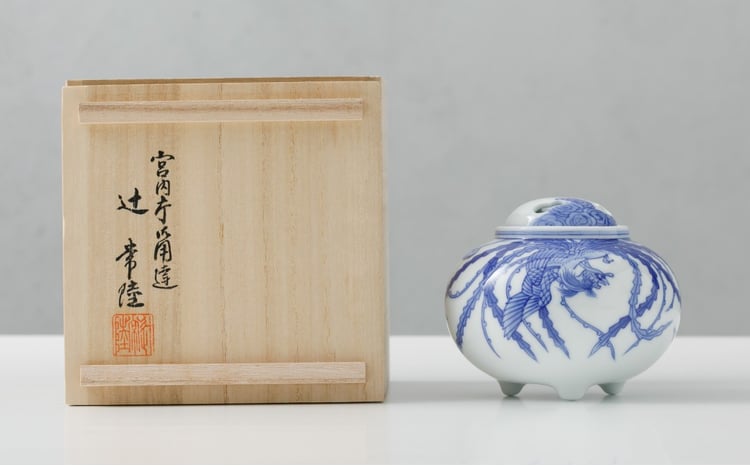 辻精磁社】有田焼／染付 瑞雲鳳凰文 香炉(極真焼) - 佐賀県NPO支援