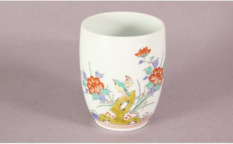 柿右衛門窯作 湯呑（蓋なし）絵変わり（牡丹鳥文・菊鳥文）2個組 A200