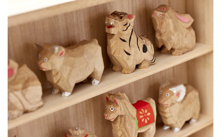 奈良一刀彫 十二支セット土井 志清作（桐箱飾り棚付き） 空気が和らぐ