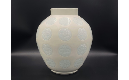 人間国宝 井上萬二作 白磁花紋彫文 壷 有田焼 A6000-2 - 佐賀県有田町