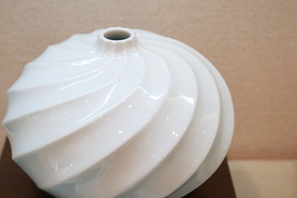 人間国宝 井上萬二作 白磁丸形 壺 有田焼 A8000-1 - 佐賀県有田町