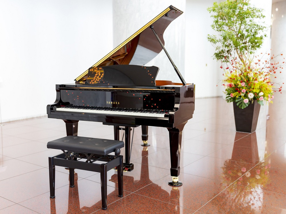 真和楽器】京都伝統工芸による彩輝光蒔絵ピアノ「春幻」モデル - 京都