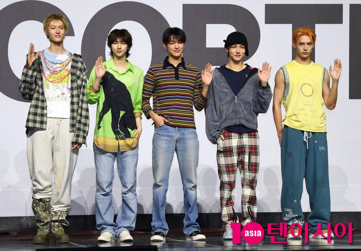 韓国 CORTIS コルティス ショーケース ペンライト - アイドル