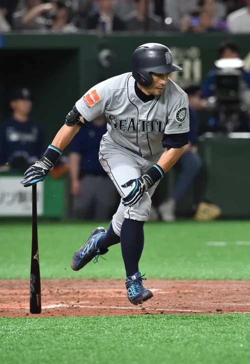 イチロー、万雷の拍手に包まれ試合から退く。試合後に会見し引退を発表