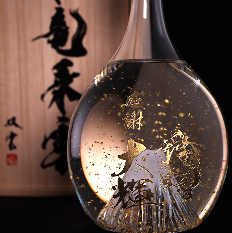 豪華な金粉入りボトル 本格米焼酎 飛竜乗雲 900ml - お祝いに彫刻され