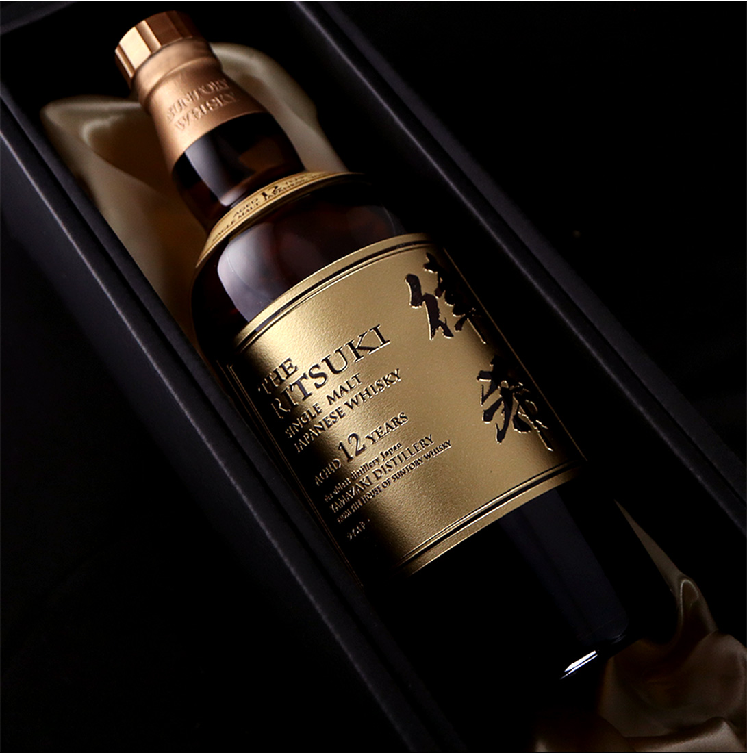 人気 最高峰のウイスキー山崎12年に贅沢な名入れの彫刻。 - お祝いに