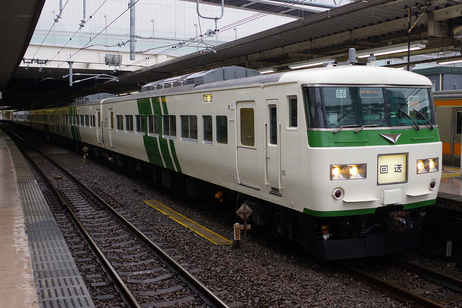 KATO 10-1442 185系200番台踊り子色 7両セット 入線: Nゲージ立川駅