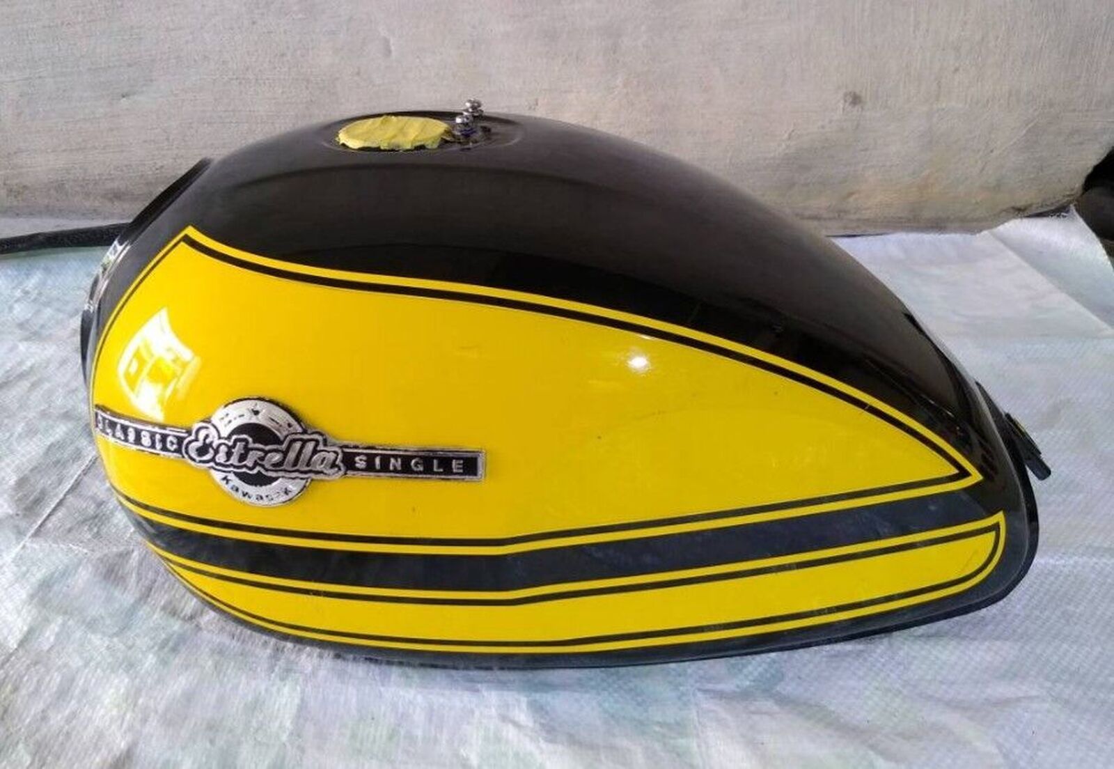 250TR 純正 フューエルタンク 金 キャブ 250TR 純正フューエルタンク金