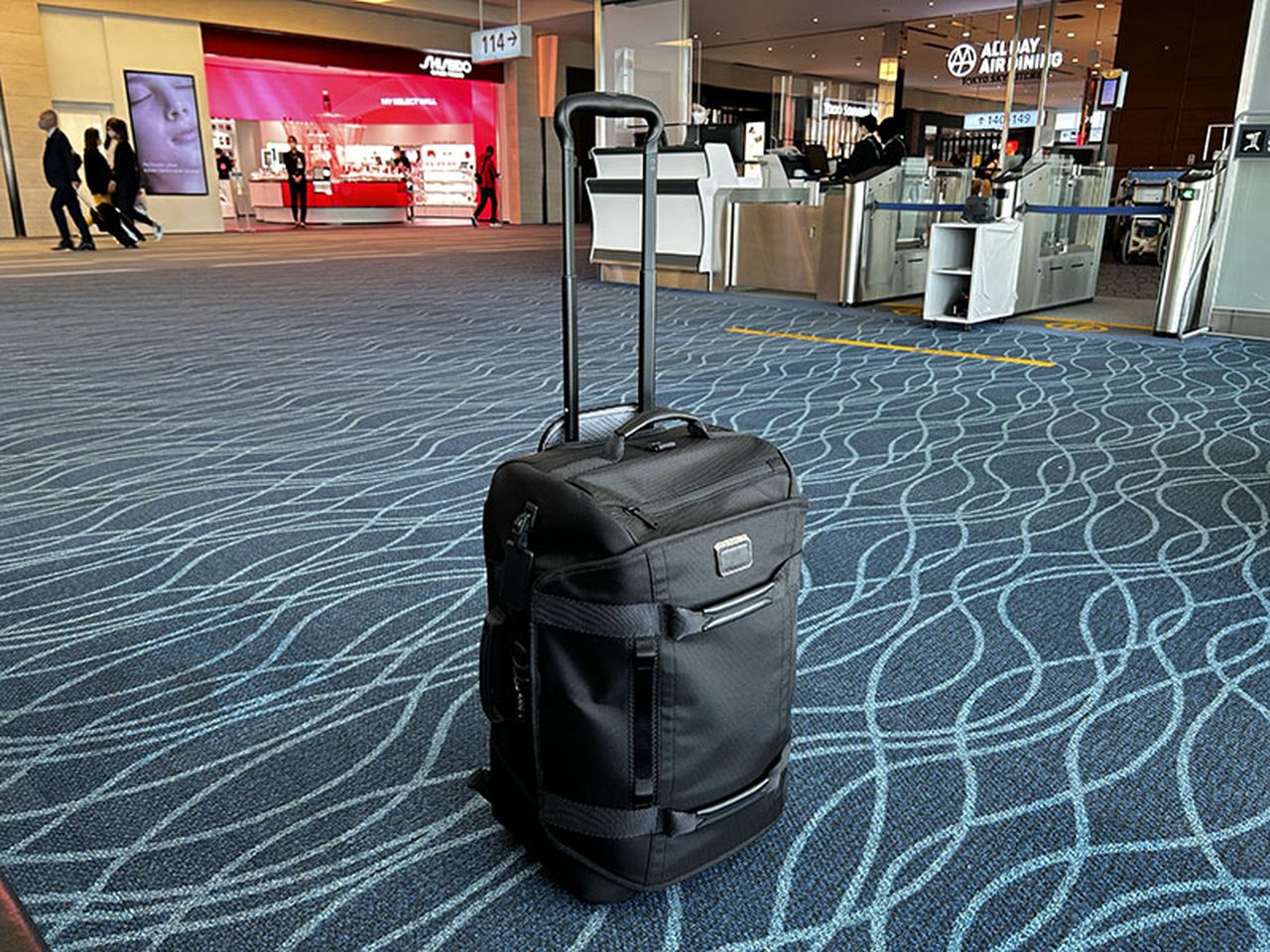 大人の旅バッグ】週末旅行の強い味方。機内持ち込みできるTUMIの