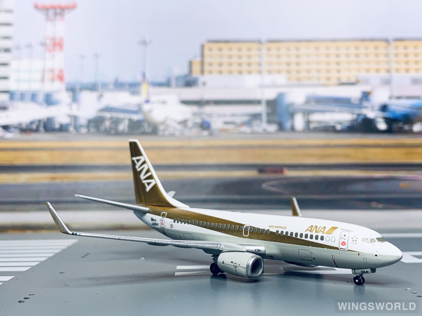 ANA B737-700 「ゴールドジェット」 1:400 ANA B737-700 1/400 B737