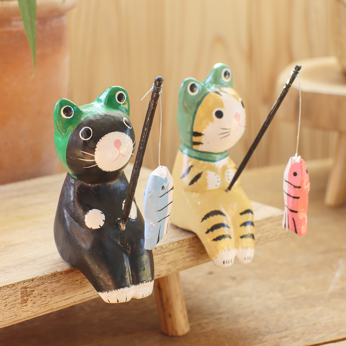 フィッシングネコ[インドネシア木彫 動物 可愛い カラフル釣りつり猫