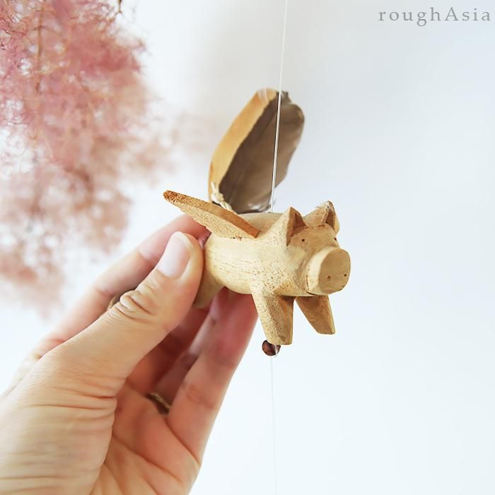 タイ》木製モビール - ブタ親子と小屋／風で羽がクルクルまわる手彫り