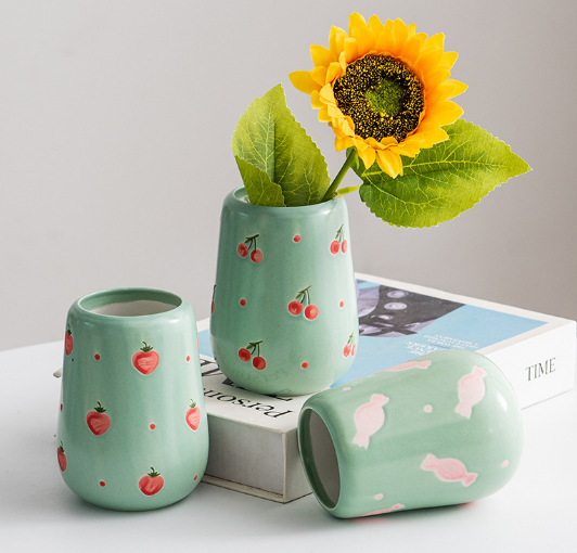 青緑色の花柄陶器花瓶