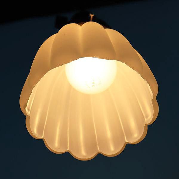 古い電笠乳白いフリルデザインのガラス製装飾品 古い電笠乳白いフリル