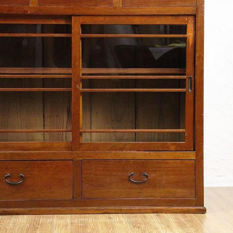 水屋 昭和初期の格子窓と無垢材の温もりあるアンティーク