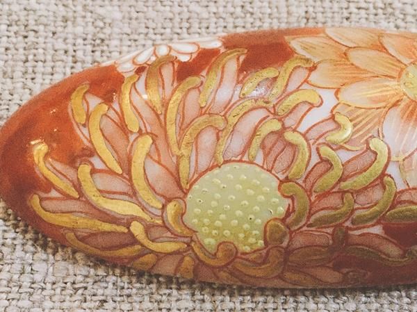 古い陶器の帯留牡丹