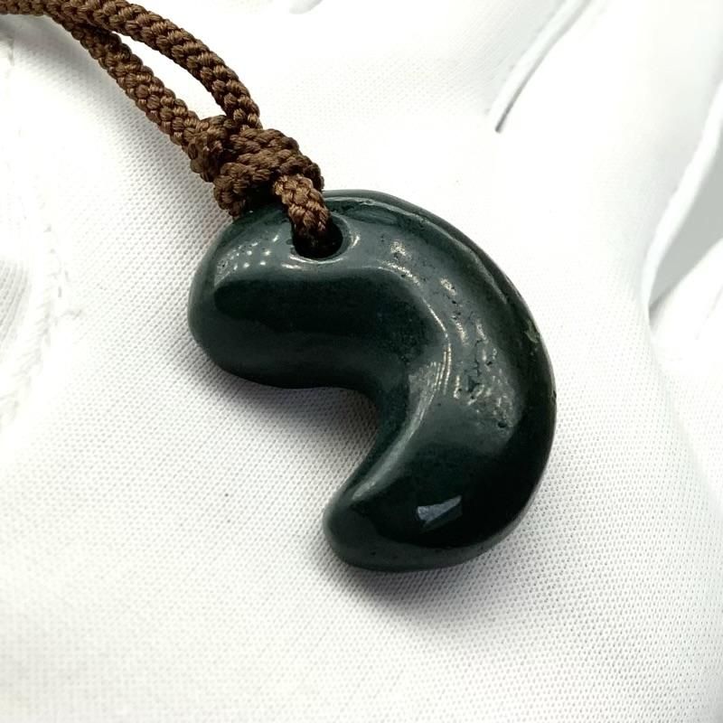 出雲石/碧玉 勾玉(中) AA 紐ペンダント 】 出雲石 国産 花仙山 青