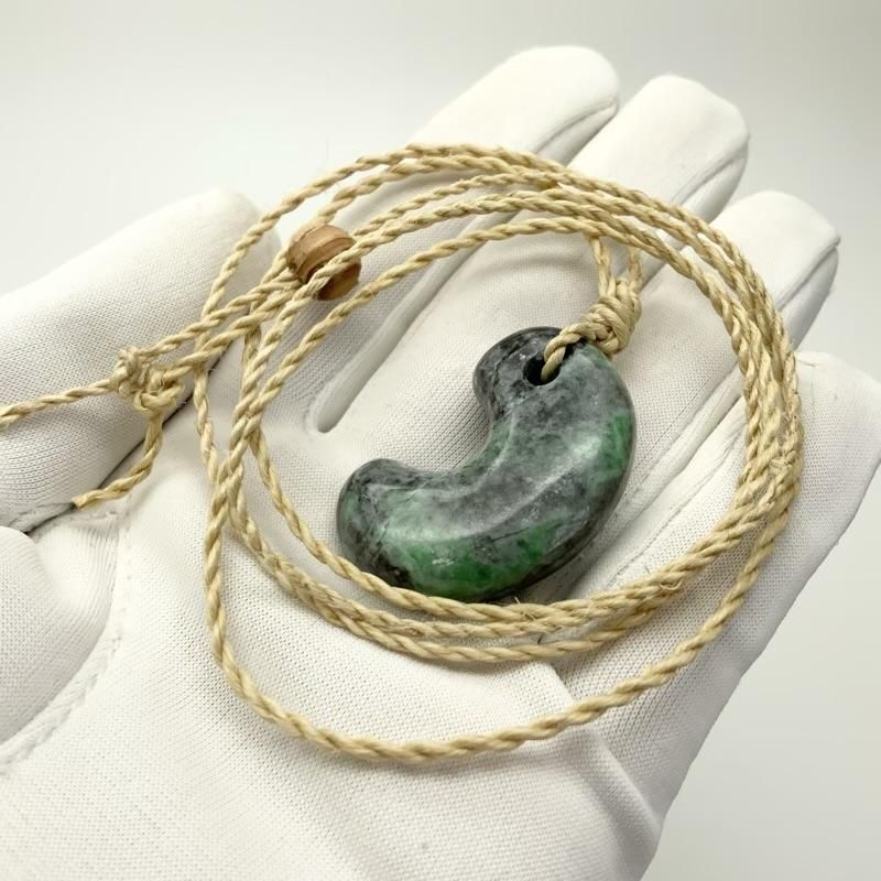 糸魚川翡翠 勾玉 大麻紐ペンダント 】 国産 天然石 糸魚川翡翠 ひすい