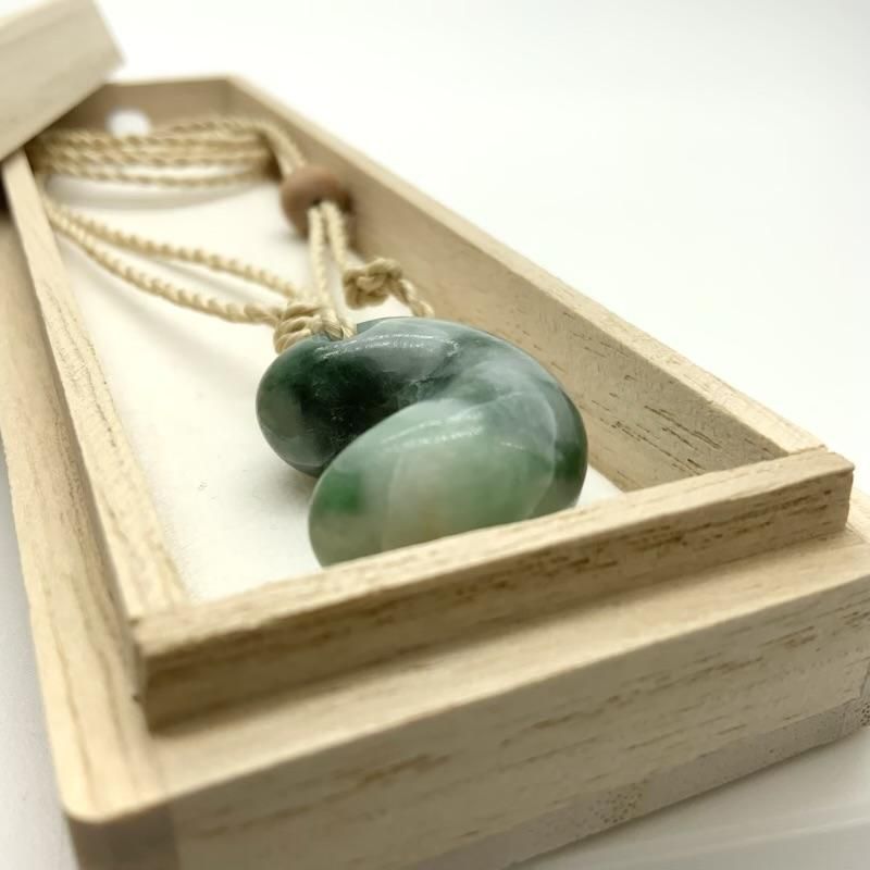 糸魚川翡翠 勾玉 大麻紐ペンダント 】 国産 天然石 糸魚川翡翠 ひすい