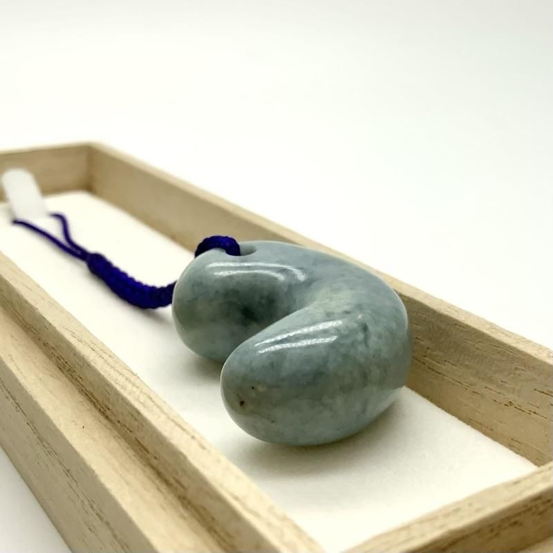 糸魚川翡翠(青翡翠)入りコン沢産 勾玉 巴型 】 青翡翠 国産 天然石