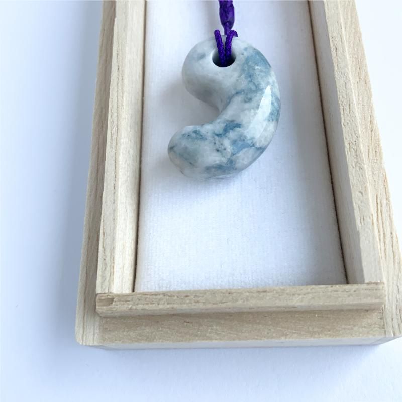 糸魚川翡翠(横川産) 青色 勾玉 巴型 】 国産 天然石 糸魚川産翡翠