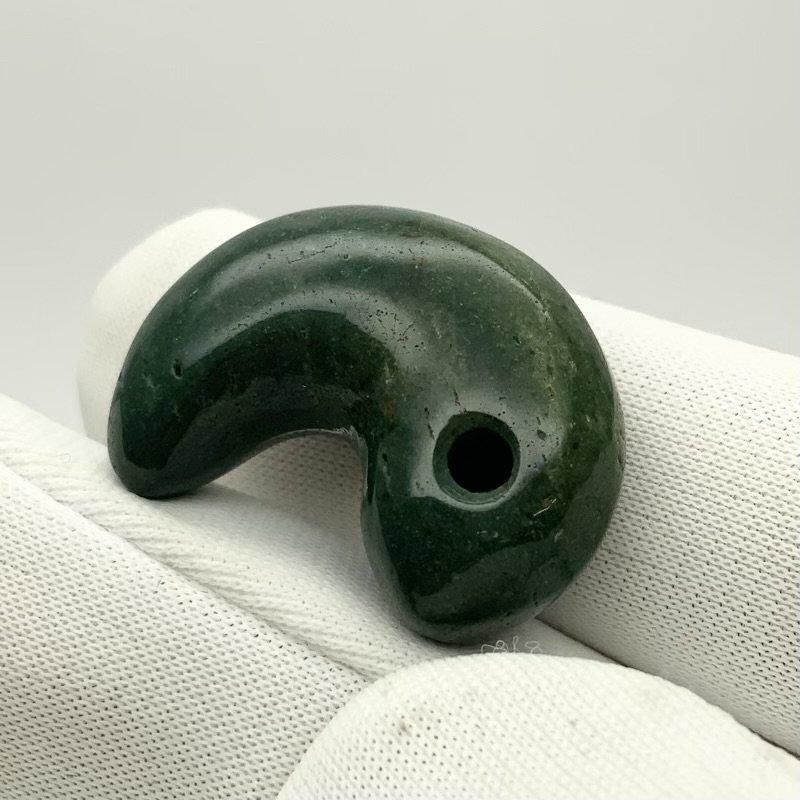 出雲石／碧玉 勾玉 中 AA 巴型 】 出雲石 国産 花仙山 青めのう 緑 空