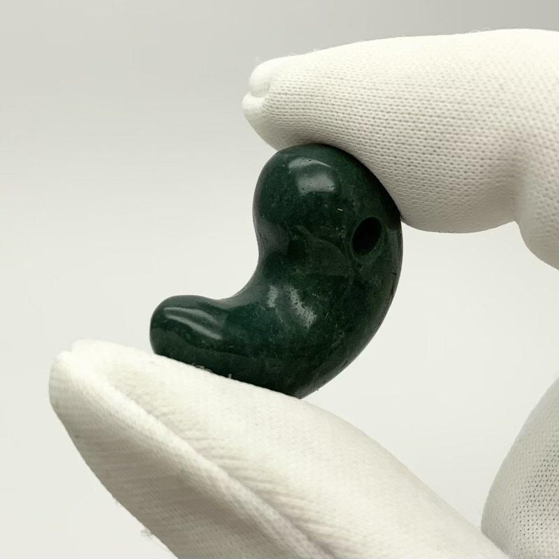 出雲石／碧玉 勾玉 中 AA 巴型 】 出雲石 国産 花仙山 青めのう 緑 空